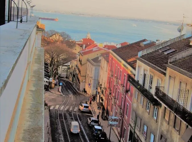 Апартаменти Stunning And Spacious Lofts Just By Graca And Alfama